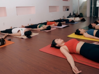 Yoga Cho Người Mới Bắt Đầu – Vì Sao Nên Chọn FenixFits yoga center?