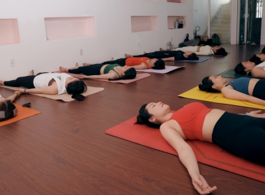 Yoga Cho Người Mới Bắt Đầu – Vì Sao Nên Chọn FenixFits yoga center?
